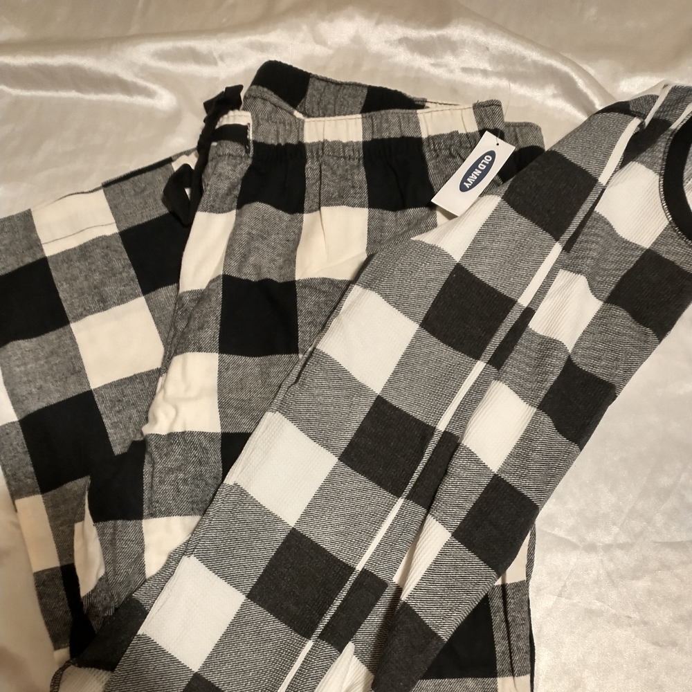 Old Navy White and Black Buffalo Check set